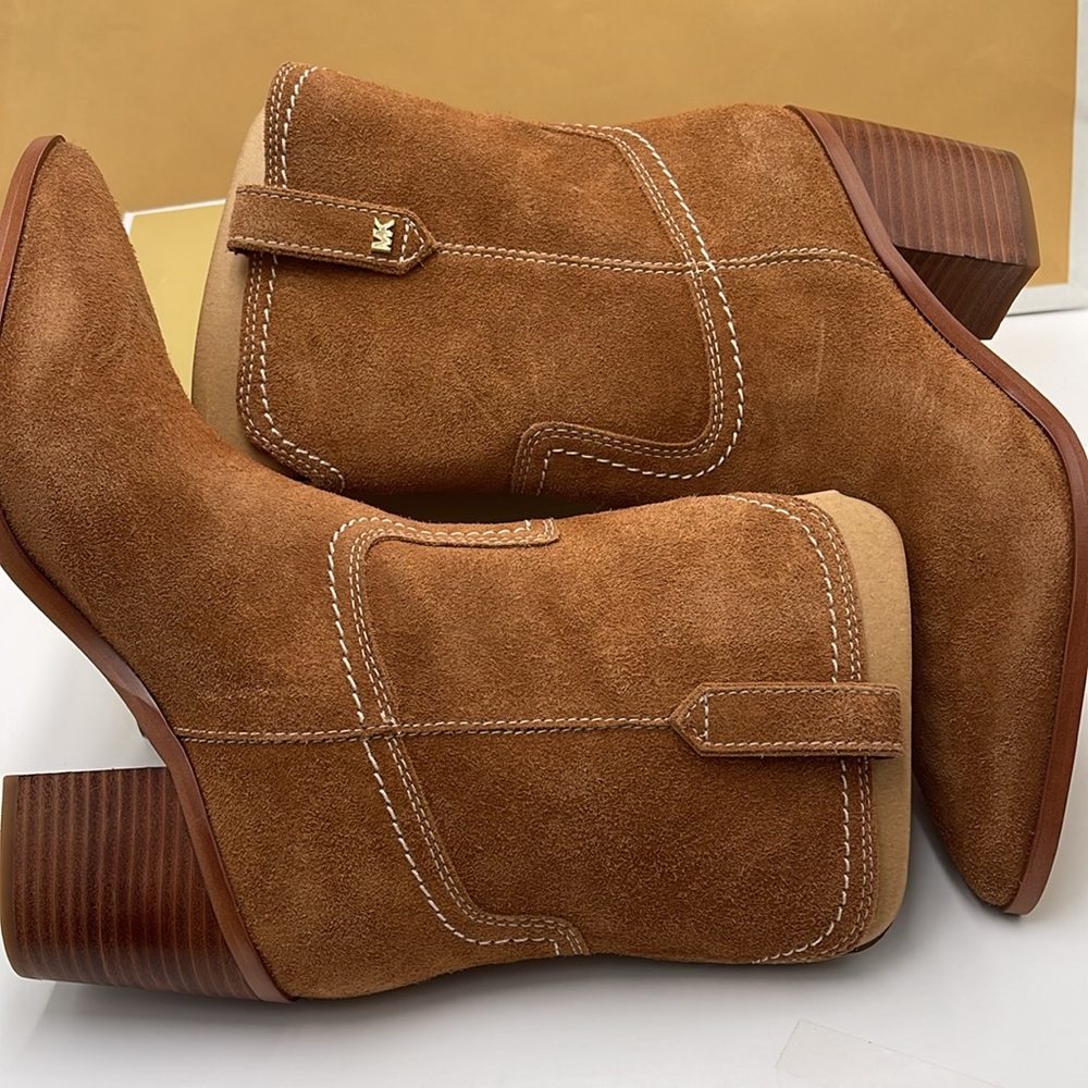 Michael Kors WAVERLY HEELED BOOTIE JUNGLE SUEDE
49F4WVME6S
LUGGAGE - Picture 11 of 16